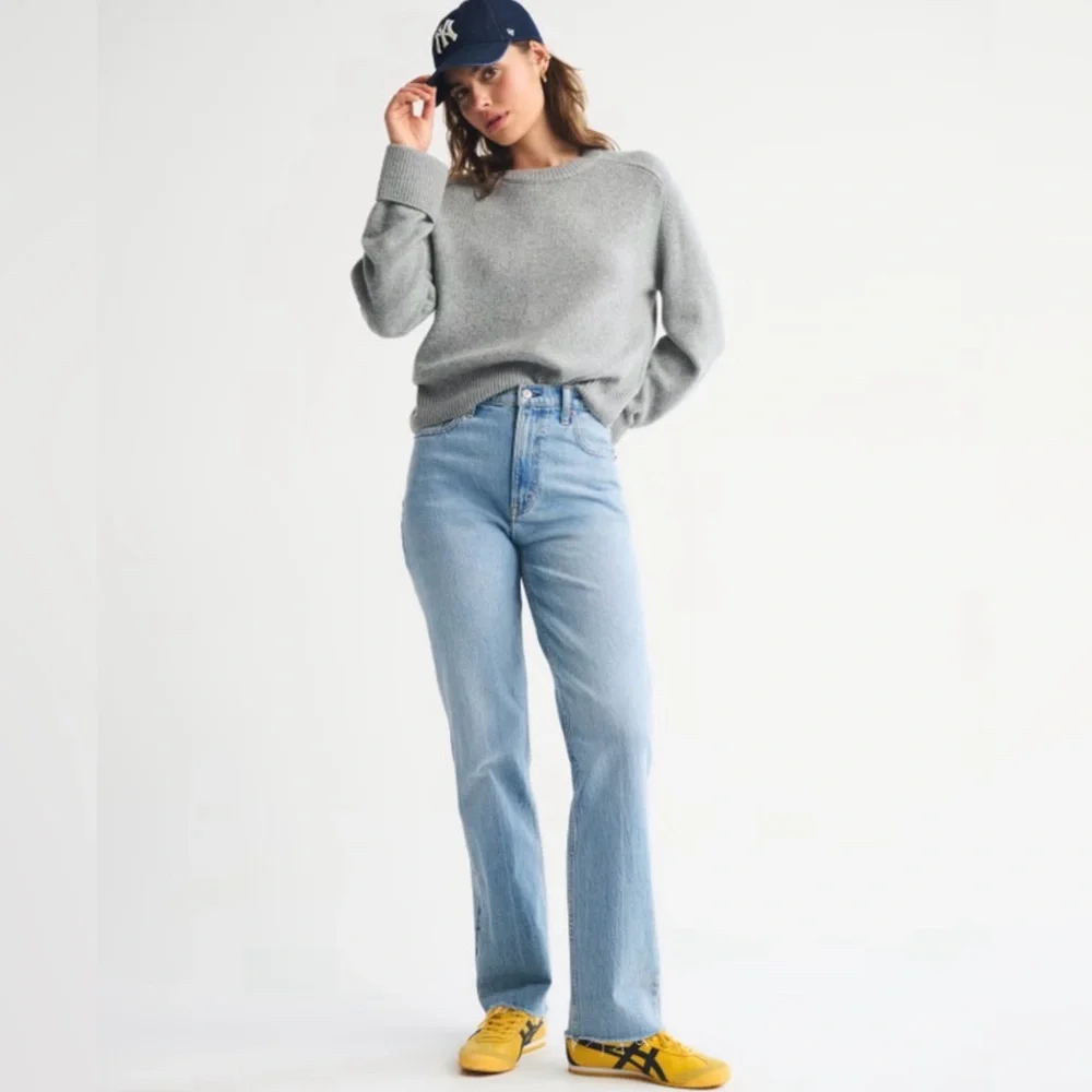 Abercrombie Ultra High Rise 90s Straight Jeans 28R NWT Raw Hem - Picture 1 of 10